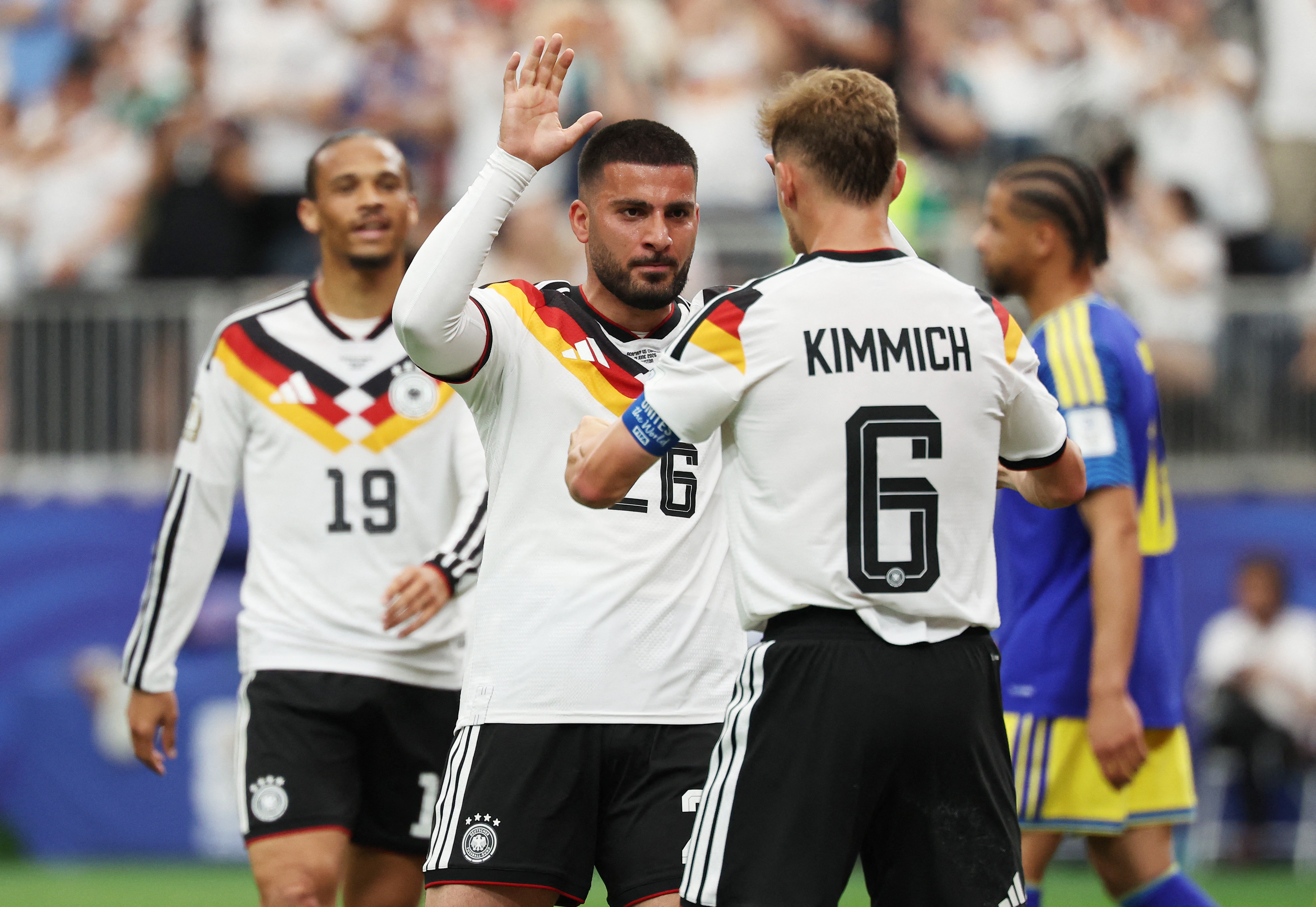 Deniz Undav, de Alemania, celebra gol con Joshua Kimmich y Leroy Sané. Foto: Reuters
